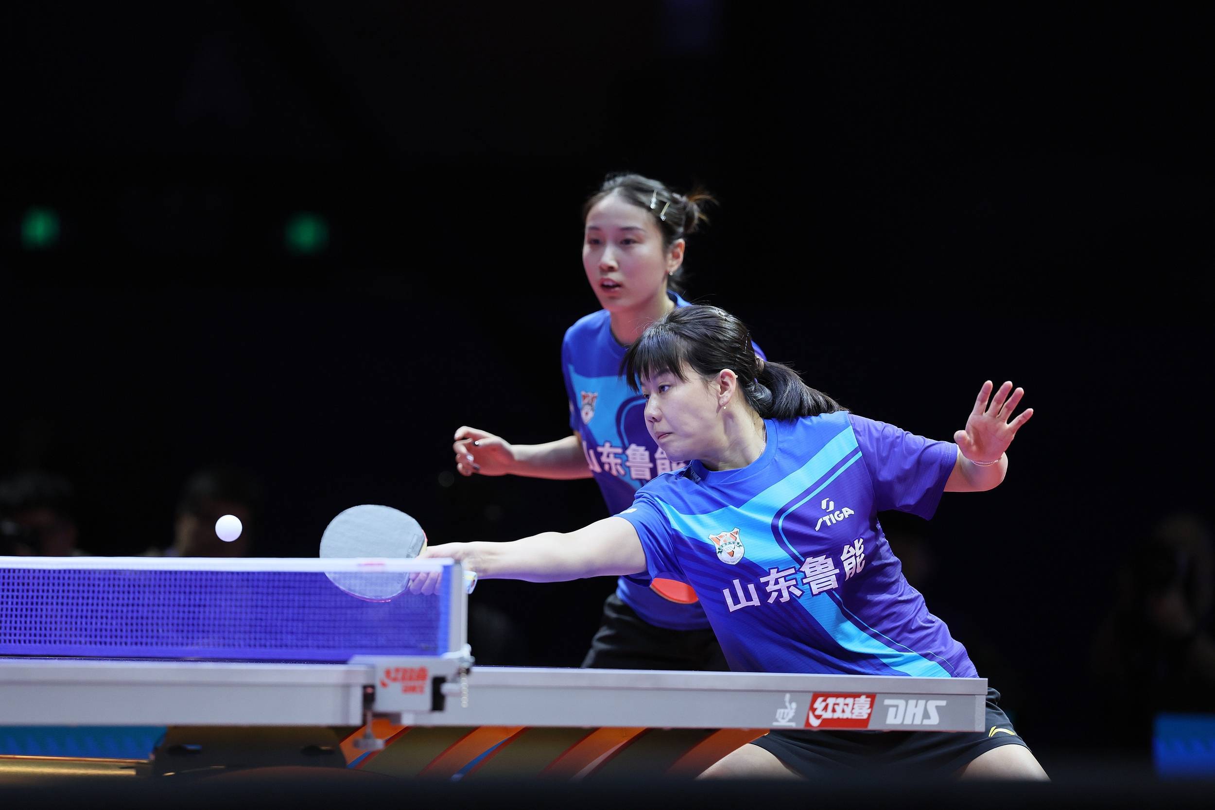 孙颖莎五局大战逆转王曼昱，难阻山东鲁能队捧起乒超女团冠军