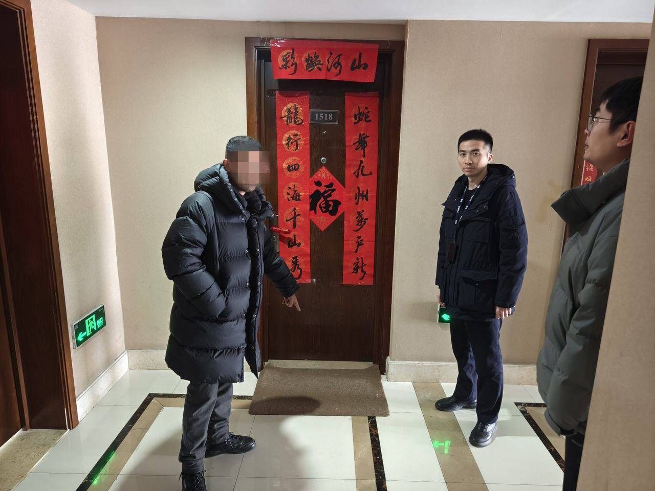 杭州一女子出租屋里惊现神秘男子，人在老家的她急了：这谁啊？