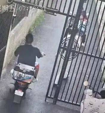 男子斥责遛狗不拴绳被打出血，次日送娃上学遭挑衅尾随，狗主人已被刑拘