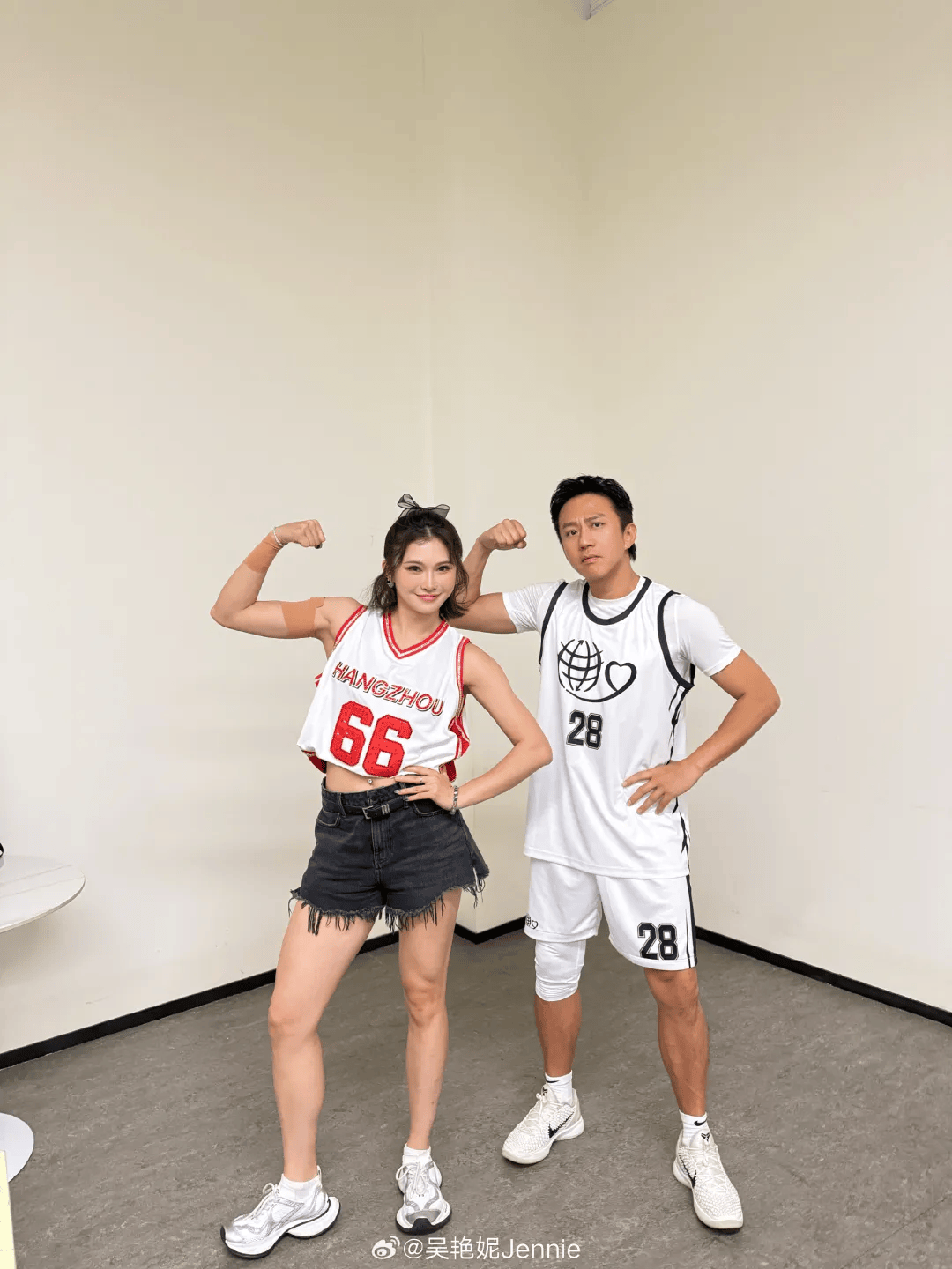 吴艳妮晒与邓超库兹马喻言合照，邓超现场模仿吴艳妮招牌指天动作
