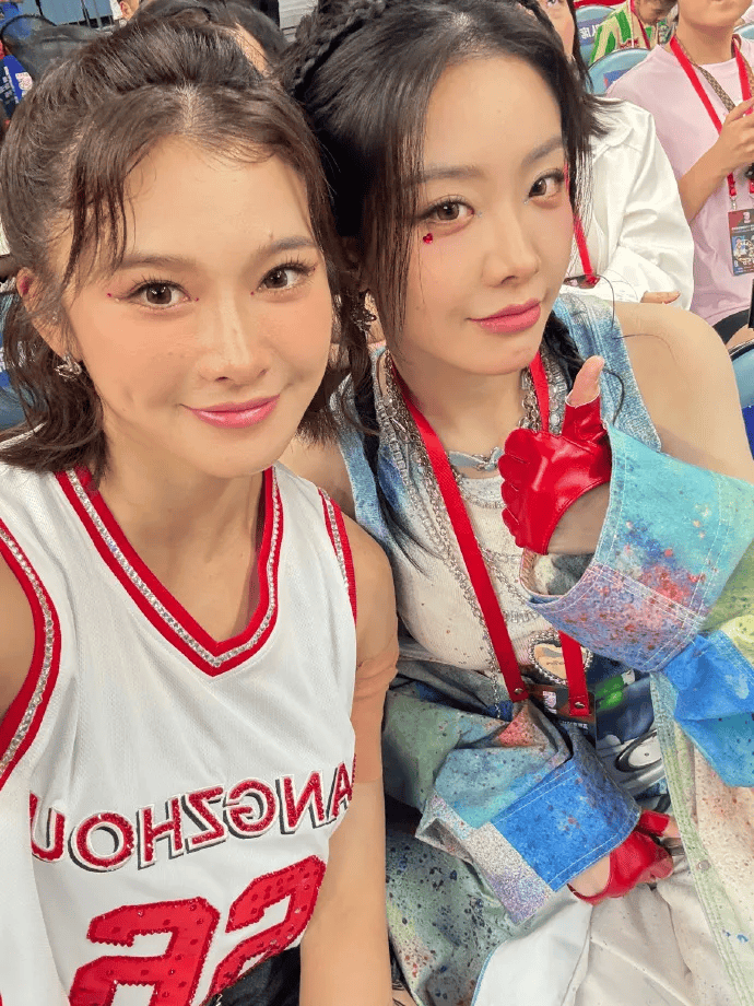 吴艳妮晒与邓超库兹马喻言合照，邓超现场模仿吴艳妮招牌指天动作