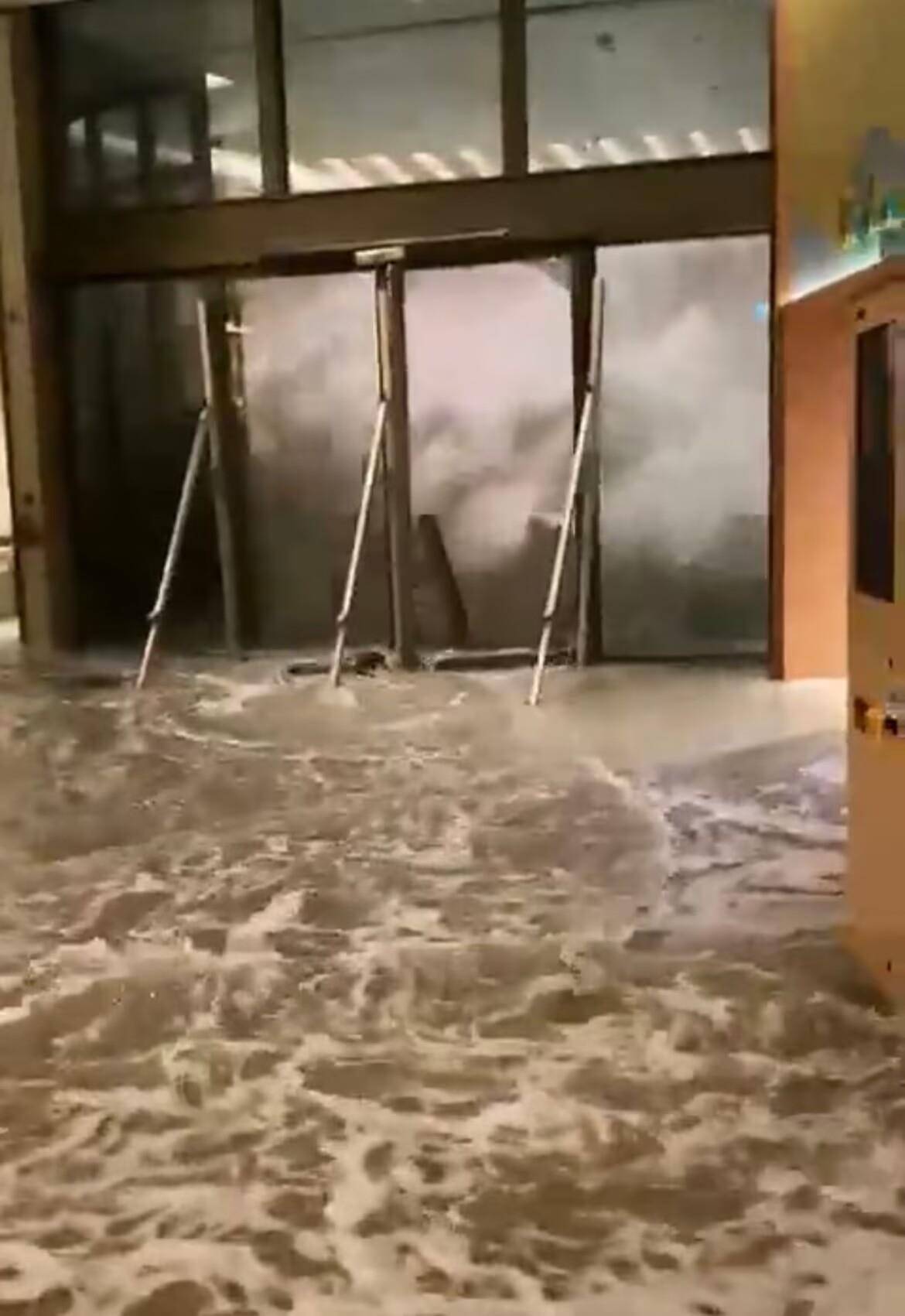 台风天香港一酒店大门被海浪冲破，海水涌入后大堂变泽国