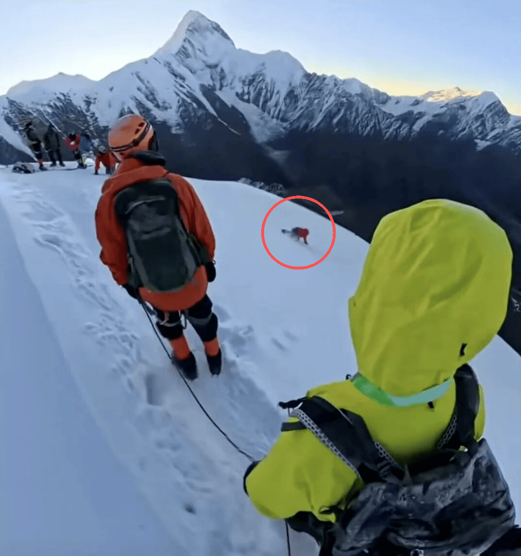 四川那玛峰滑坠驴友遗体已找到,知情人称疑帮人拍照脚被冰爪绊倒