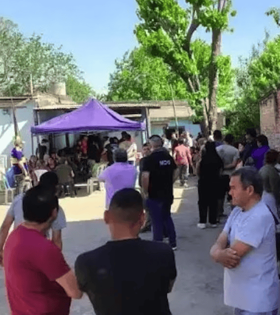 阿根廷一男子现身自己的葬礼,大喊“我还活着”