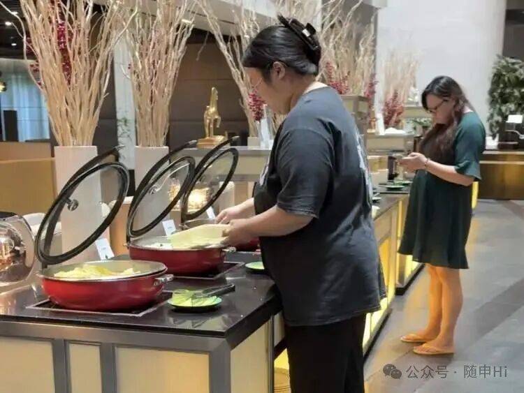 上海五星级酒店,突然大排长龙!25元装满满一盒,菜品可自选,市民直呼划算