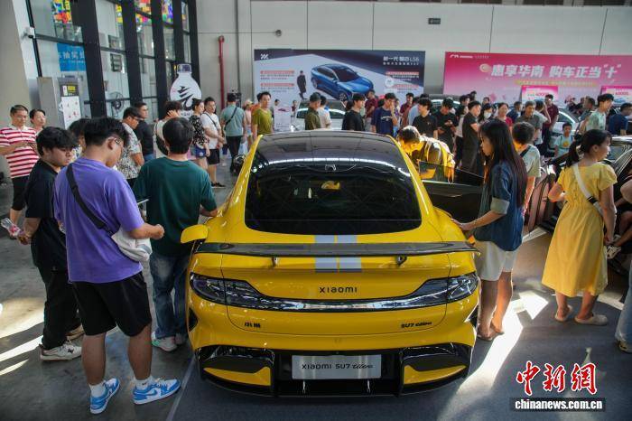 广西南宁国庆车展人气旺 民众观展试乘忙