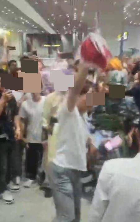 男子漫展附近扮演辱华动漫角色被围攻,主办方回应,警方称已掌握情况