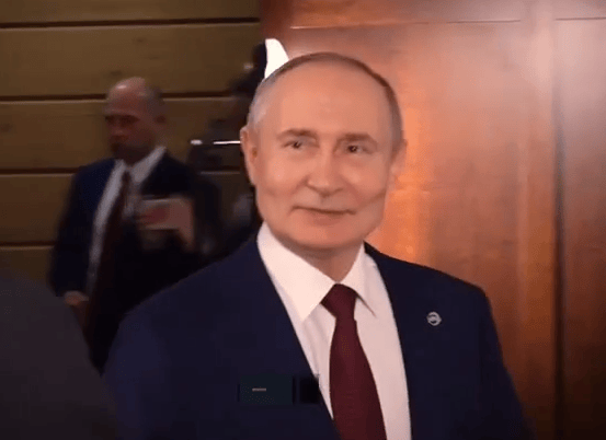 早安!世界丨普京：美若向乌提供“战斧”将摧毁俄美关系；美战争部长带3068人做俯卧撑创纪录