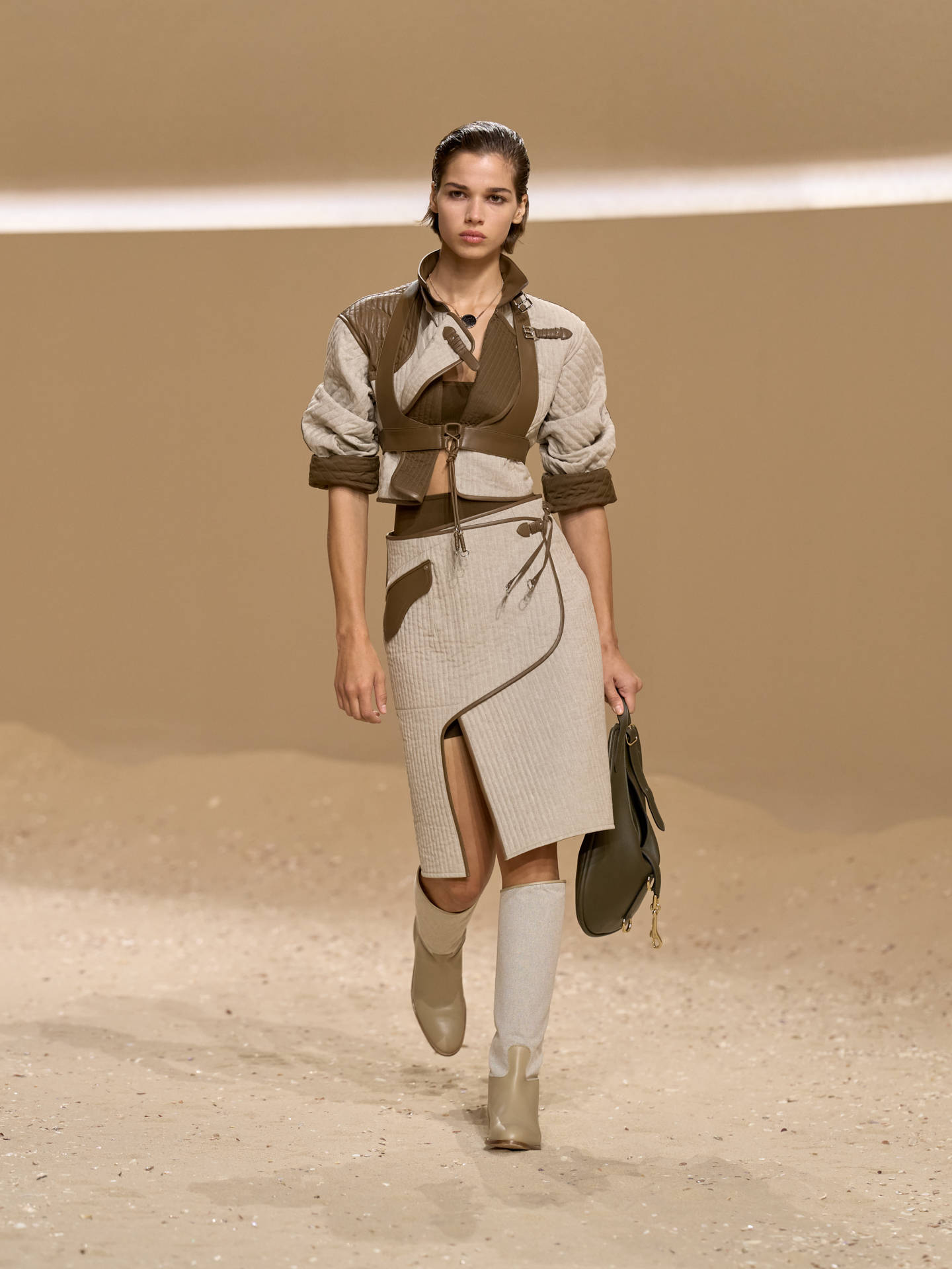 爱马仕秀场变沙滩,丝巾变上衣、亮色包袋注入新活力!