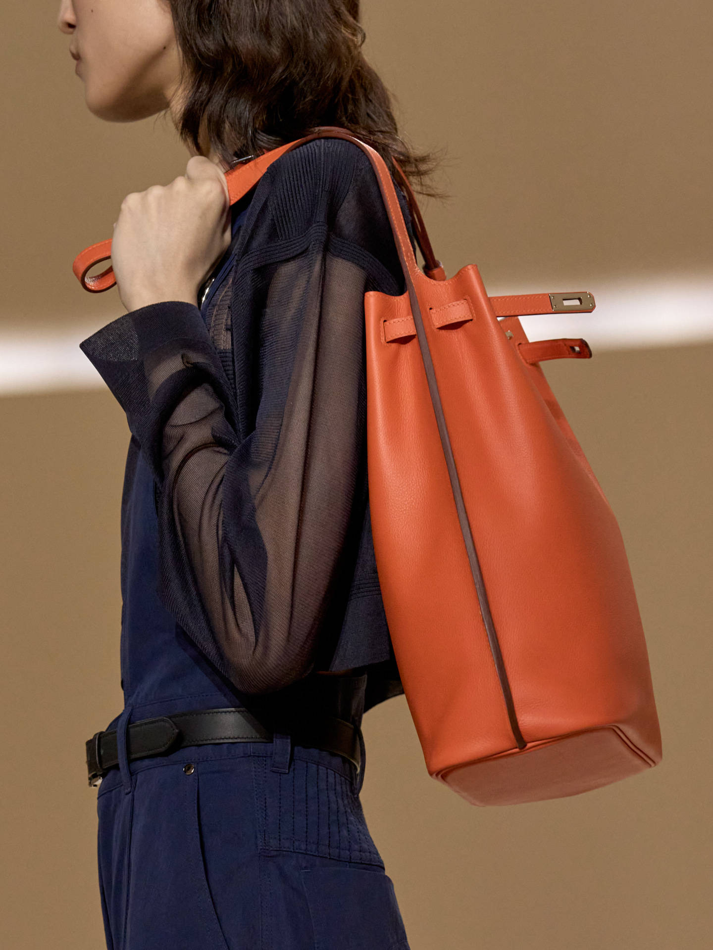 爱马仕秀场变沙滩,丝巾变上衣、亮色包袋注入新活力!