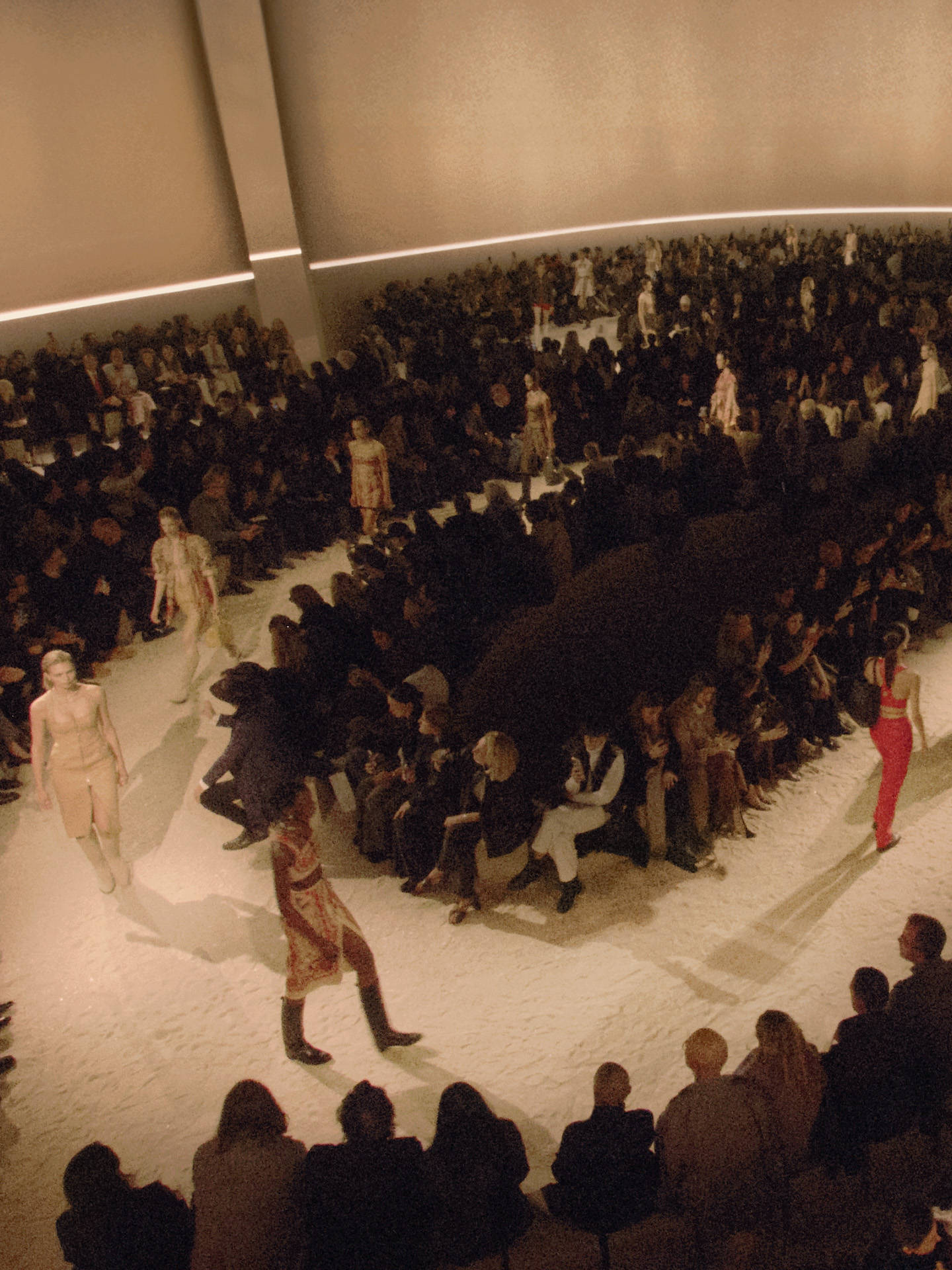 爱马仕秀场变沙滩,丝巾变上衣、亮色包袋注入新活力!