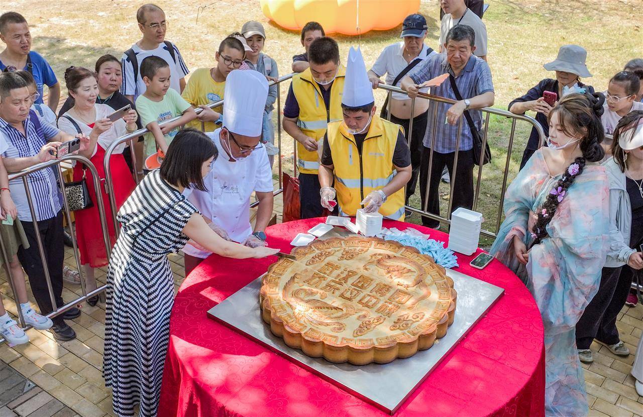 重388斤!500人排队挑战超级大月饼