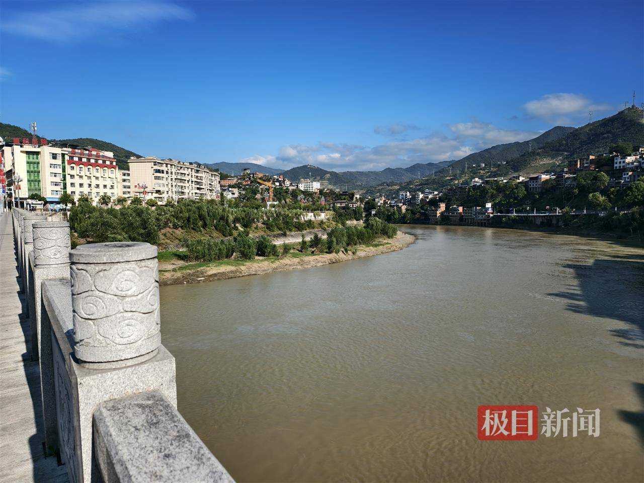 婚礼当天跳河男子已找到,家属:在大桥下游上百米处发现遗体,定制婚服上有新郎的名字