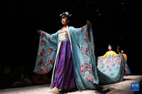 敦煌文化火出圈 《又见敦煌》人气旺