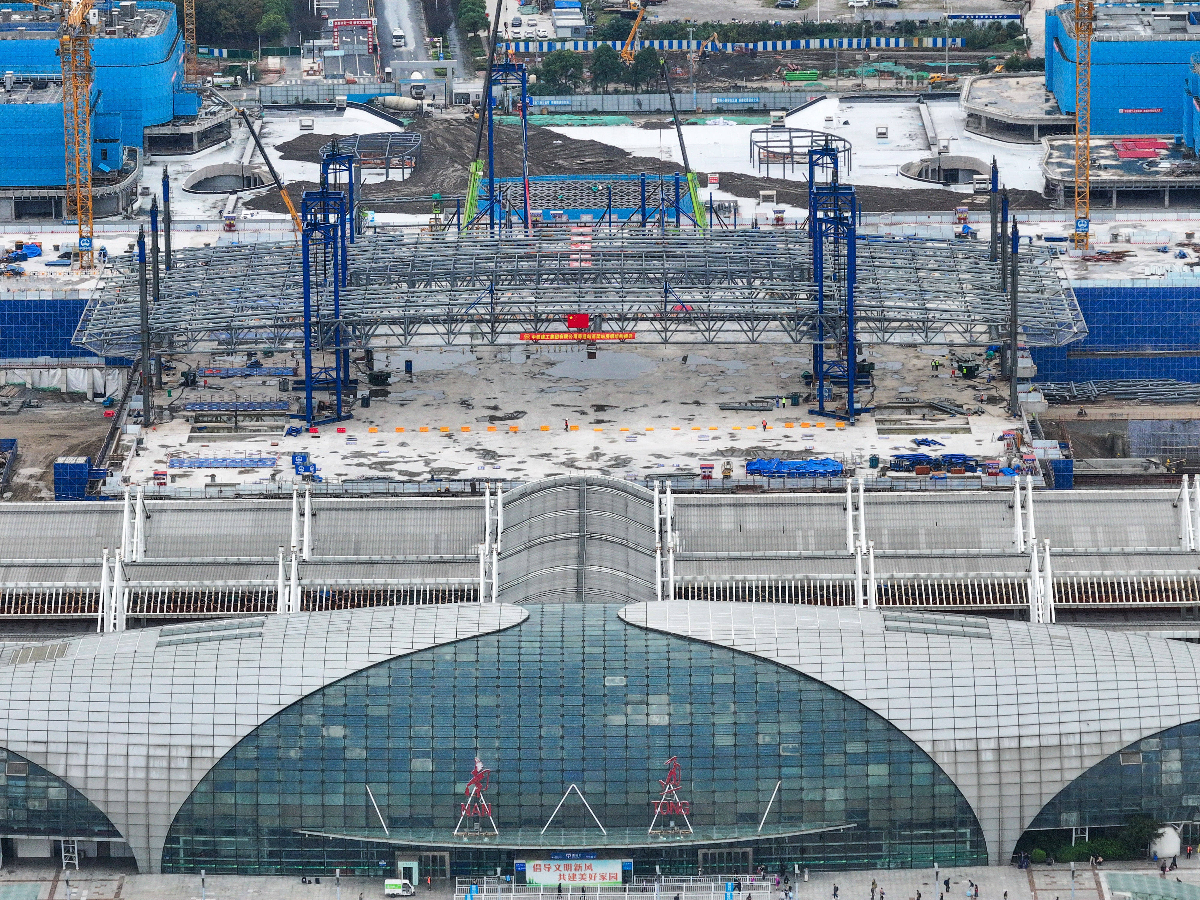 新建上海至南京至合肥高铁南通站高架站房钢结构顺利提升