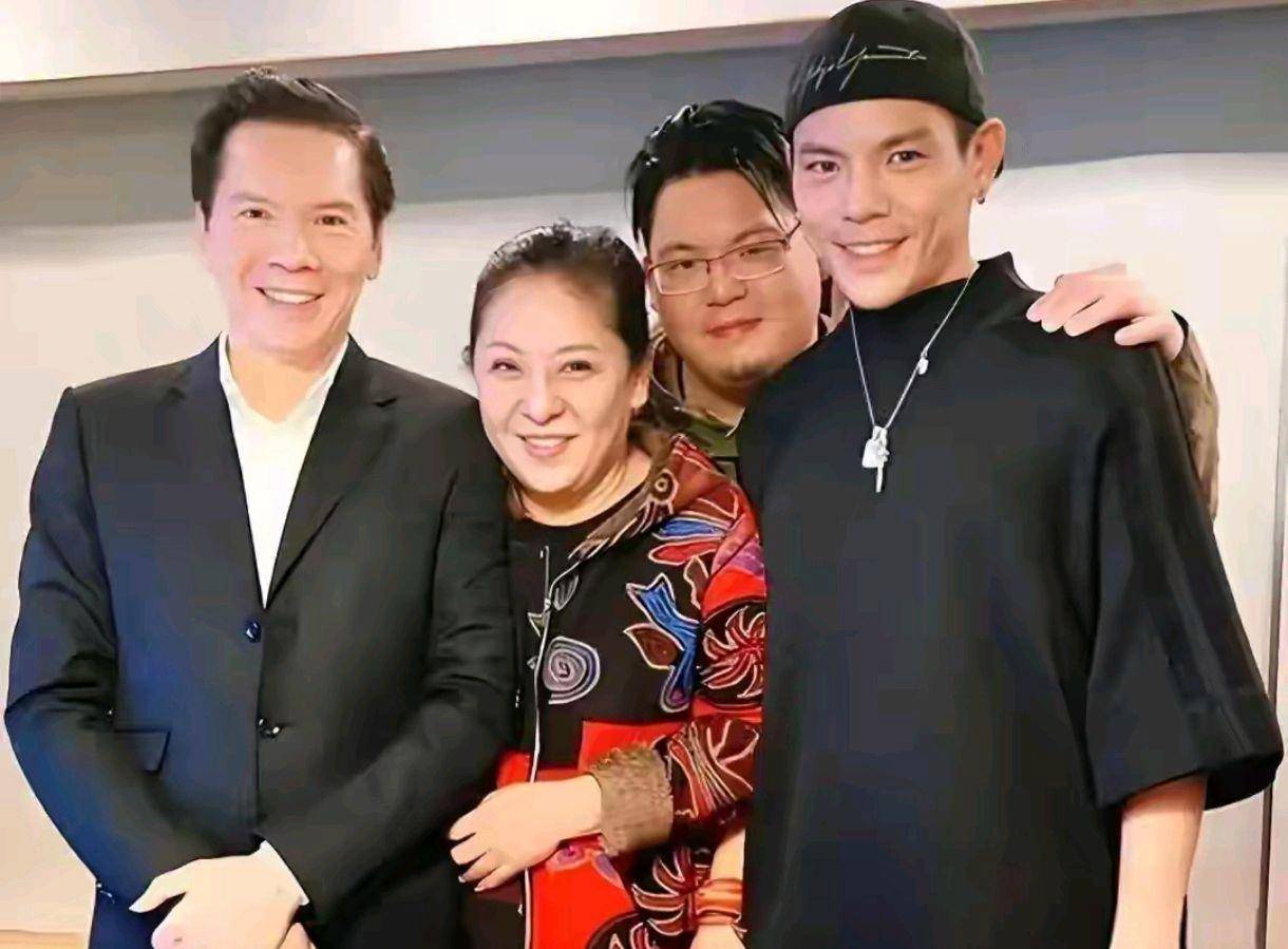 考古 | 向太小儿子向佑罕见露面!曾惹怒大佬高呼我爸是向华强,与母亲决裂真相曝光