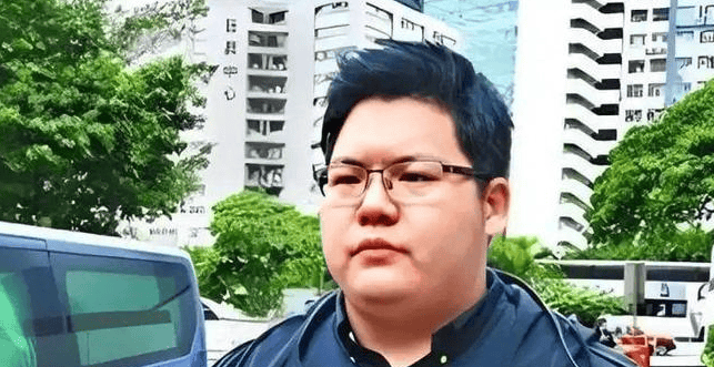 考古 | 向太小儿子向佑罕见露面!曾惹怒大佬高呼我爸是向华强,与母亲决裂真相曝光